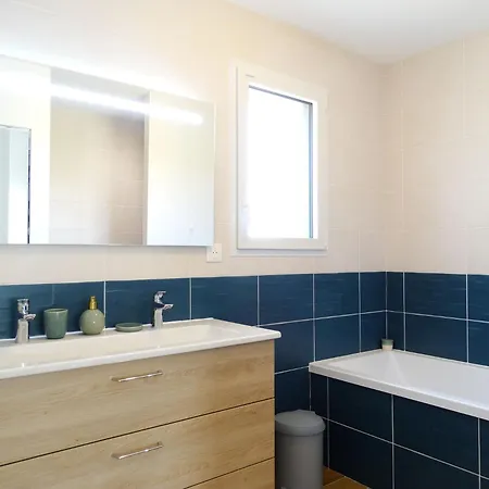 Дом отдыха Maison 6 Avec Piscine Chauffee A St-hilaire *