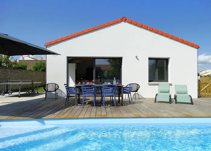 Maison 6 Avec Piscine Chauffée à St-hilaire *